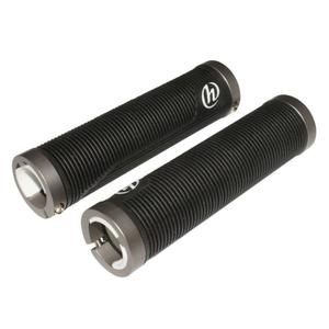 125104-ett-par-superbekvama-cityhandtag-med-dubbla-klammor-herrmans-titane-svart-130-mm