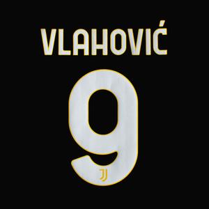 mar-001063-flockar-hem-juventus-turin-serie-a-vlahovic-9-2023-24-vit-guld