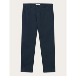 1070016-1001-chino-byxa-med-smal-passform-knowledgecotton-apparel-luca-total-formorkelse