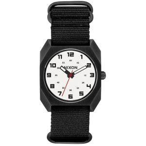 a1409-004-00-titta-pa-nixon-scout-nato-svart-svart-tu
