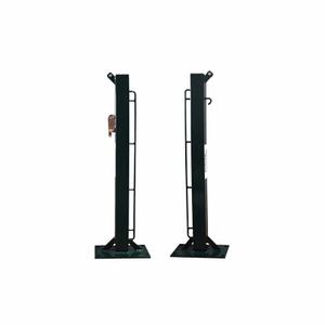 0012360-uppsattning-med-2-fasta-fyrkantiga-stolpar-med-skruvfotter-softee-equipment-gron-80x80-mm