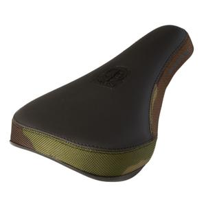 ar00274-kamouflagefargad-sadel-stay-strong-combo-mid-pivotal-svart-camo-tu